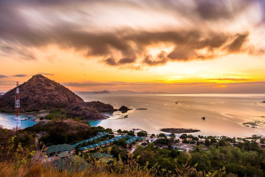 Sylvia Hotel & Resort Komodo Лабуан Баджо Екстериор снимка