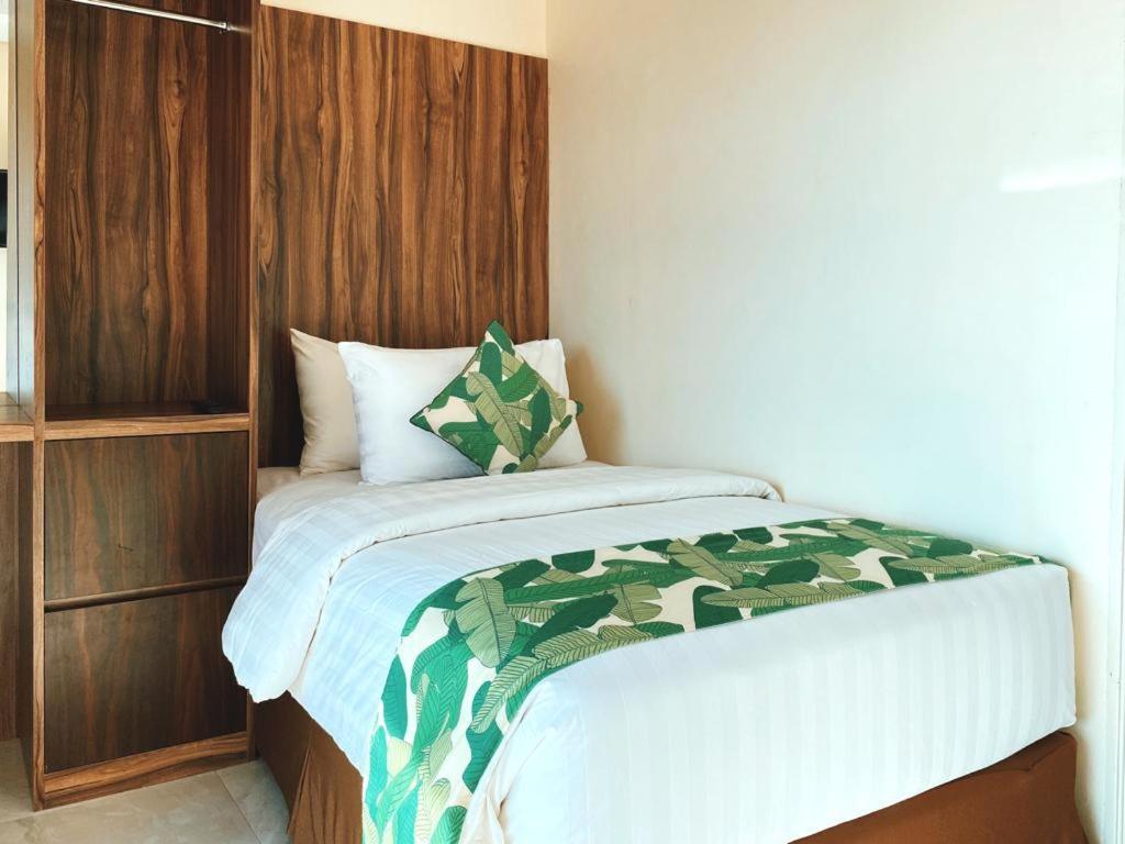 Sylvia Hotel & Resort Komodo Лабуан Баджо Екстериор снимка
