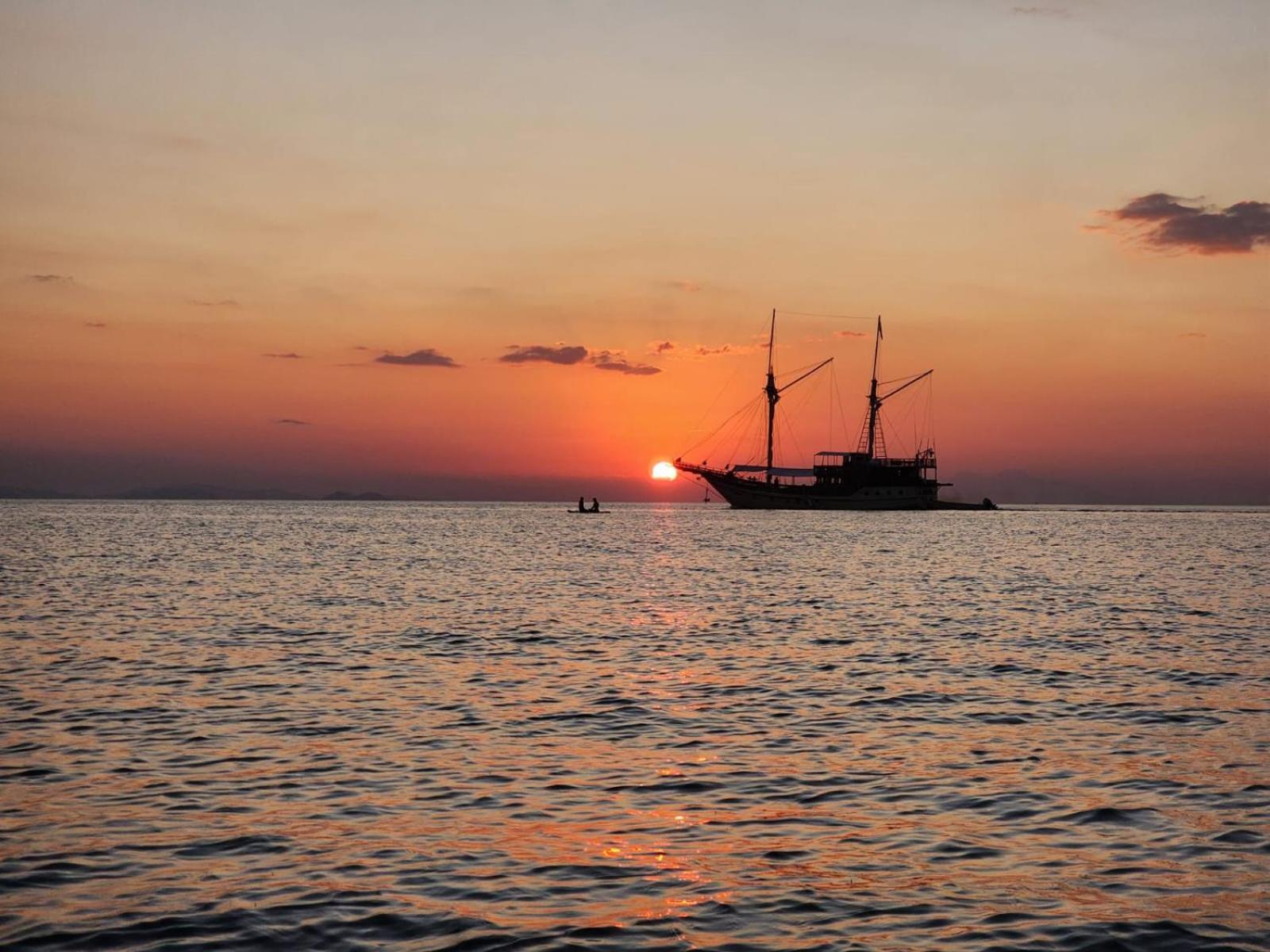 Sylvia Hotel & Resort Komodo Лабуан Баджо Екстериор снимка