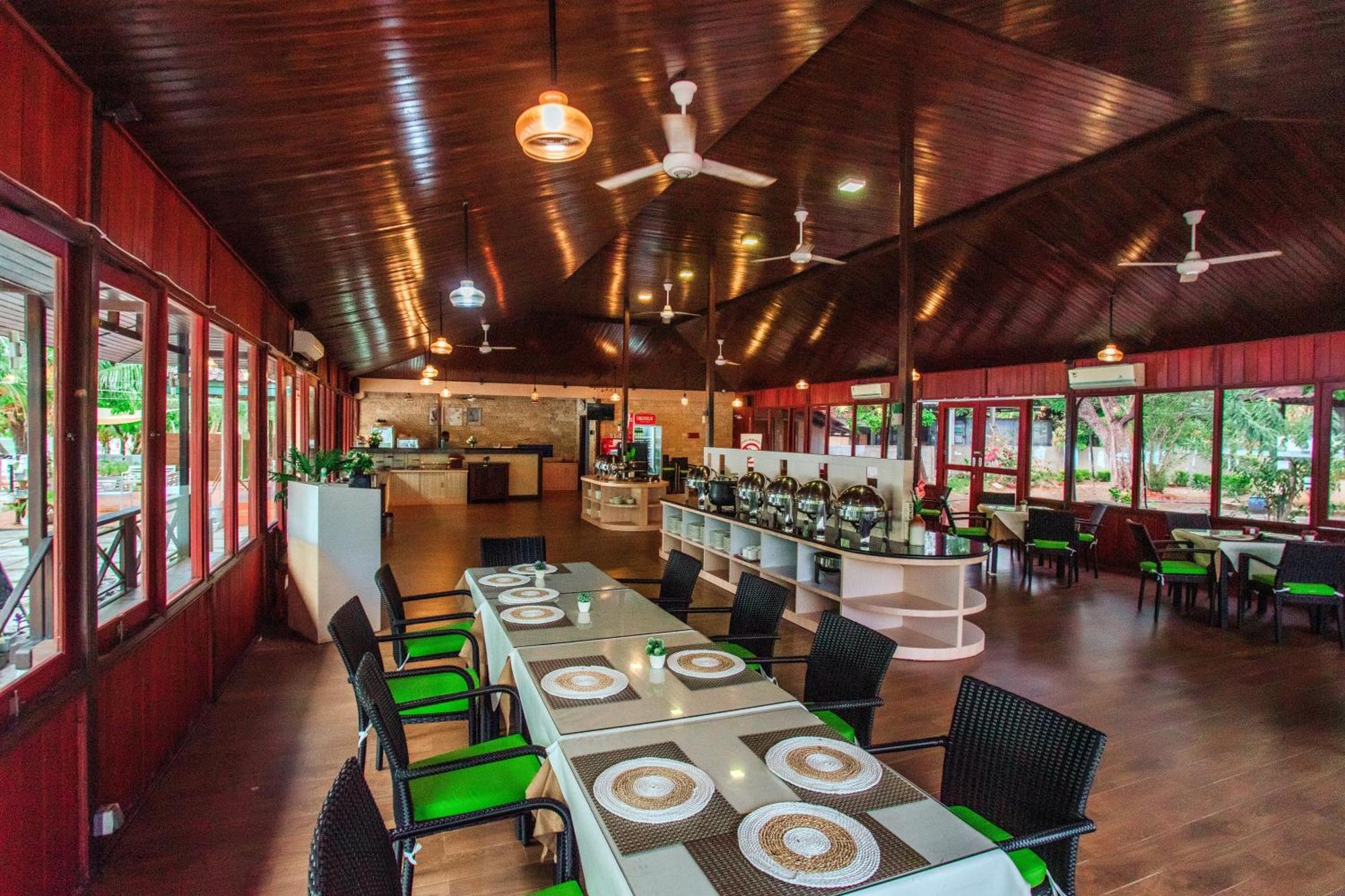 Sylvia Hotel & Resort Komodo Лабуан Баджо Екстериор снимка
