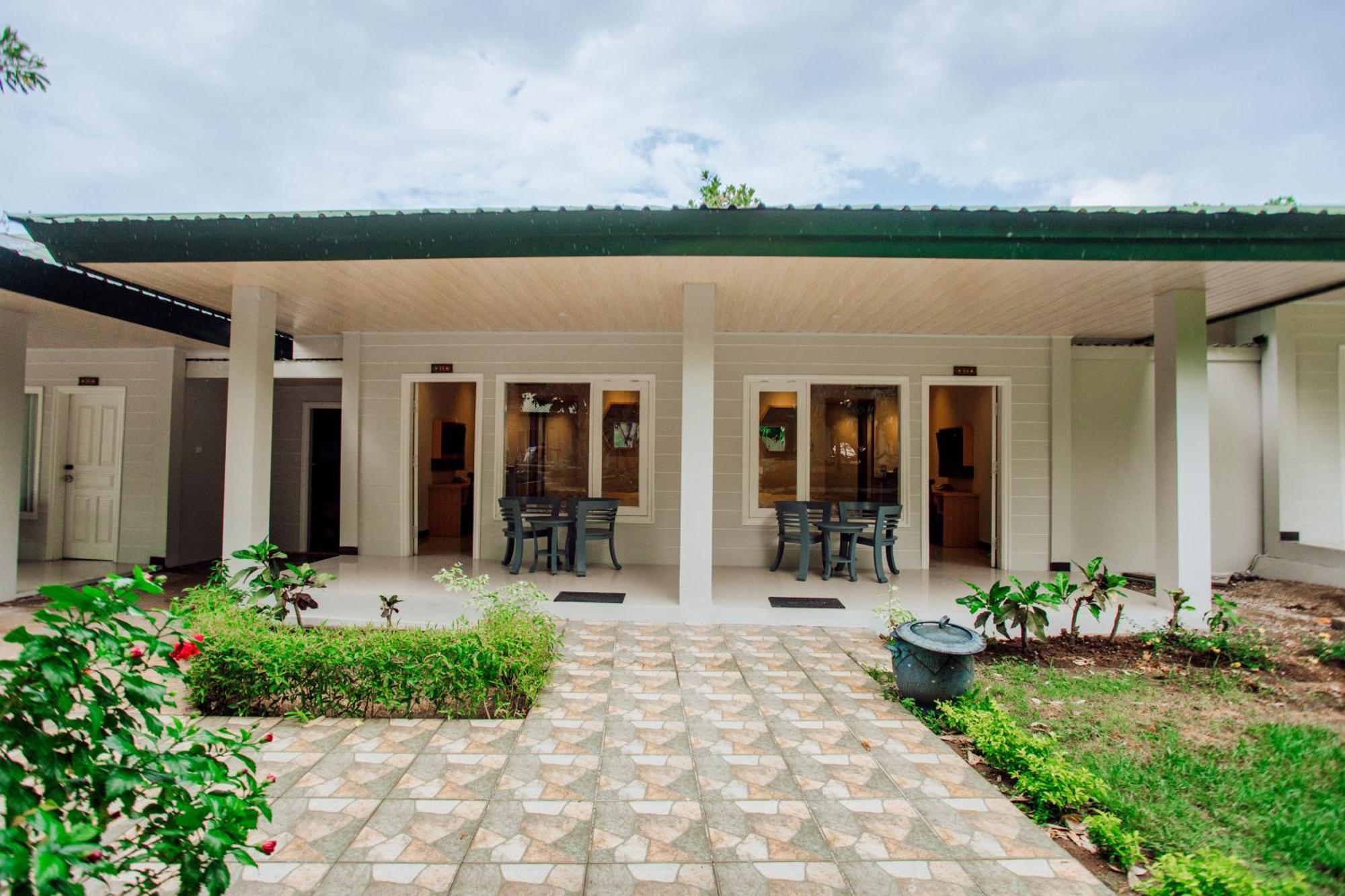 Sylvia Hotel & Resort Komodo Лабуан Баджо Екстериор снимка