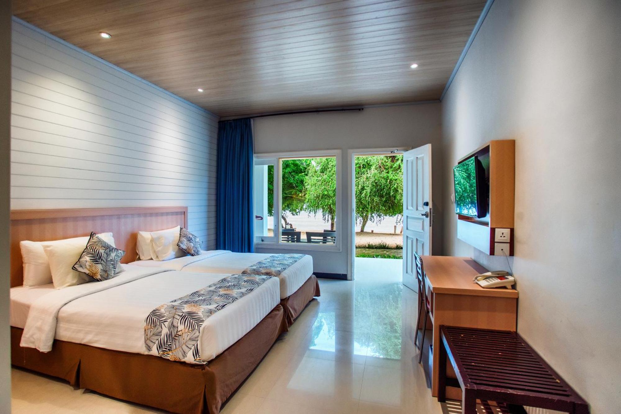 Sylvia Hotel & Resort Komodo Лабуан Баджо Екстериор снимка