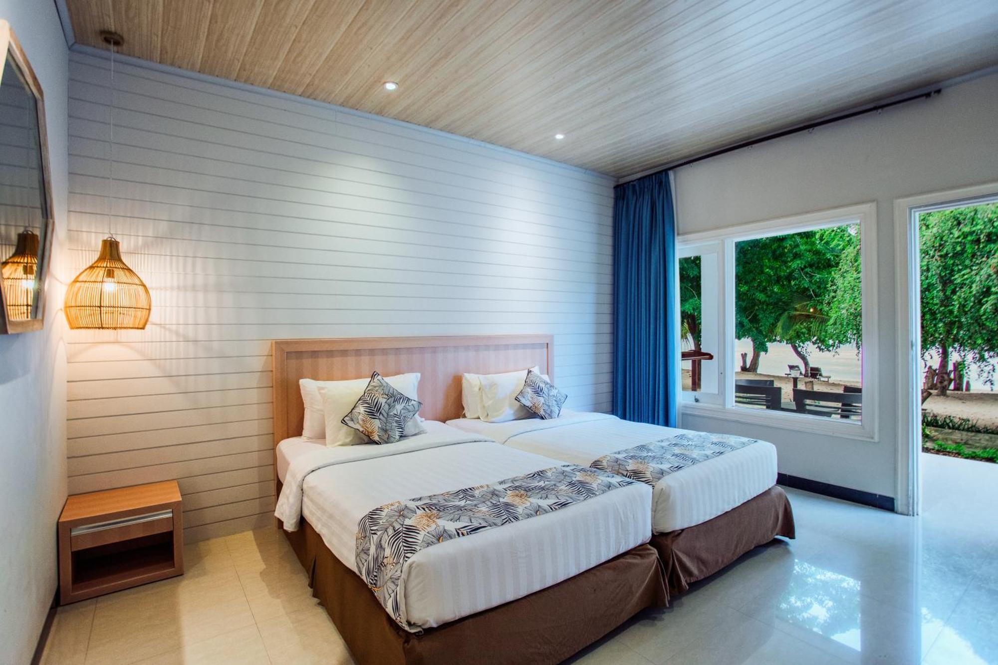 Sylvia Hotel & Resort Komodo Лабуан Баджо Екстериор снимка