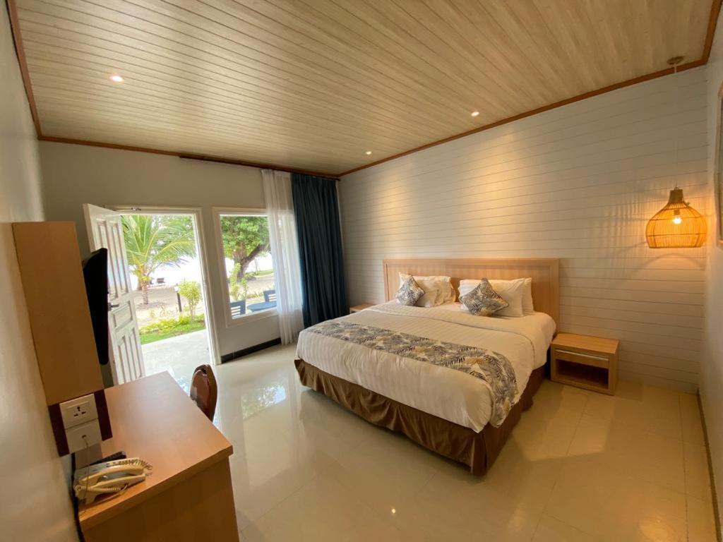 Sylvia Hotel & Resort Komodo Лабуан Баджо Екстериор снимка