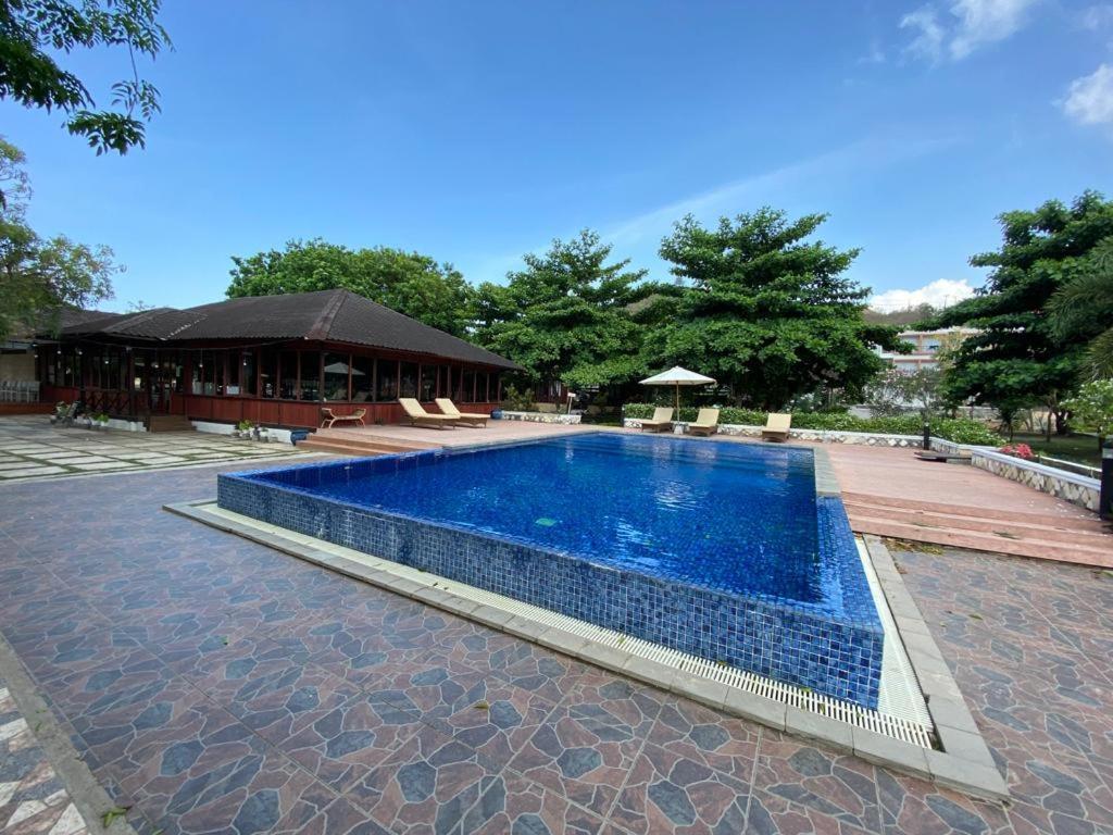 Sylvia Hotel & Resort Komodo Лабуан Баджо Екстериор снимка