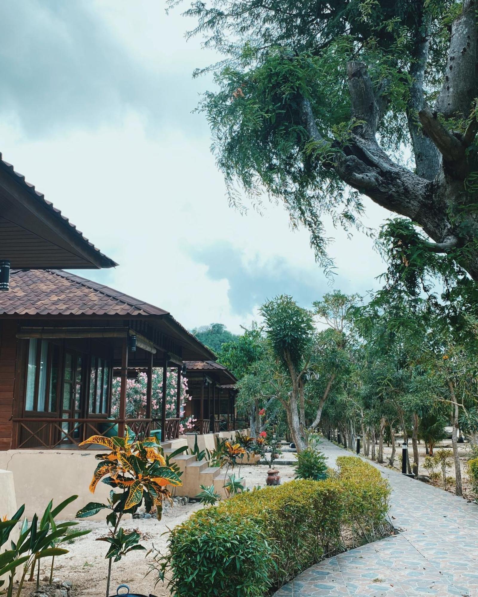 Sylvia Hotel & Resort Komodo Лабуан Баджо Екстериор снимка