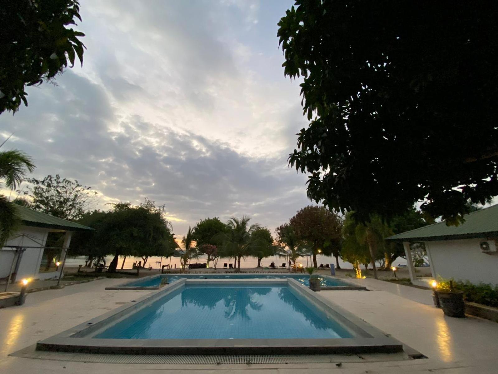 Sylvia Hotel & Resort Komodo Лабуан Баджо Екстериор снимка