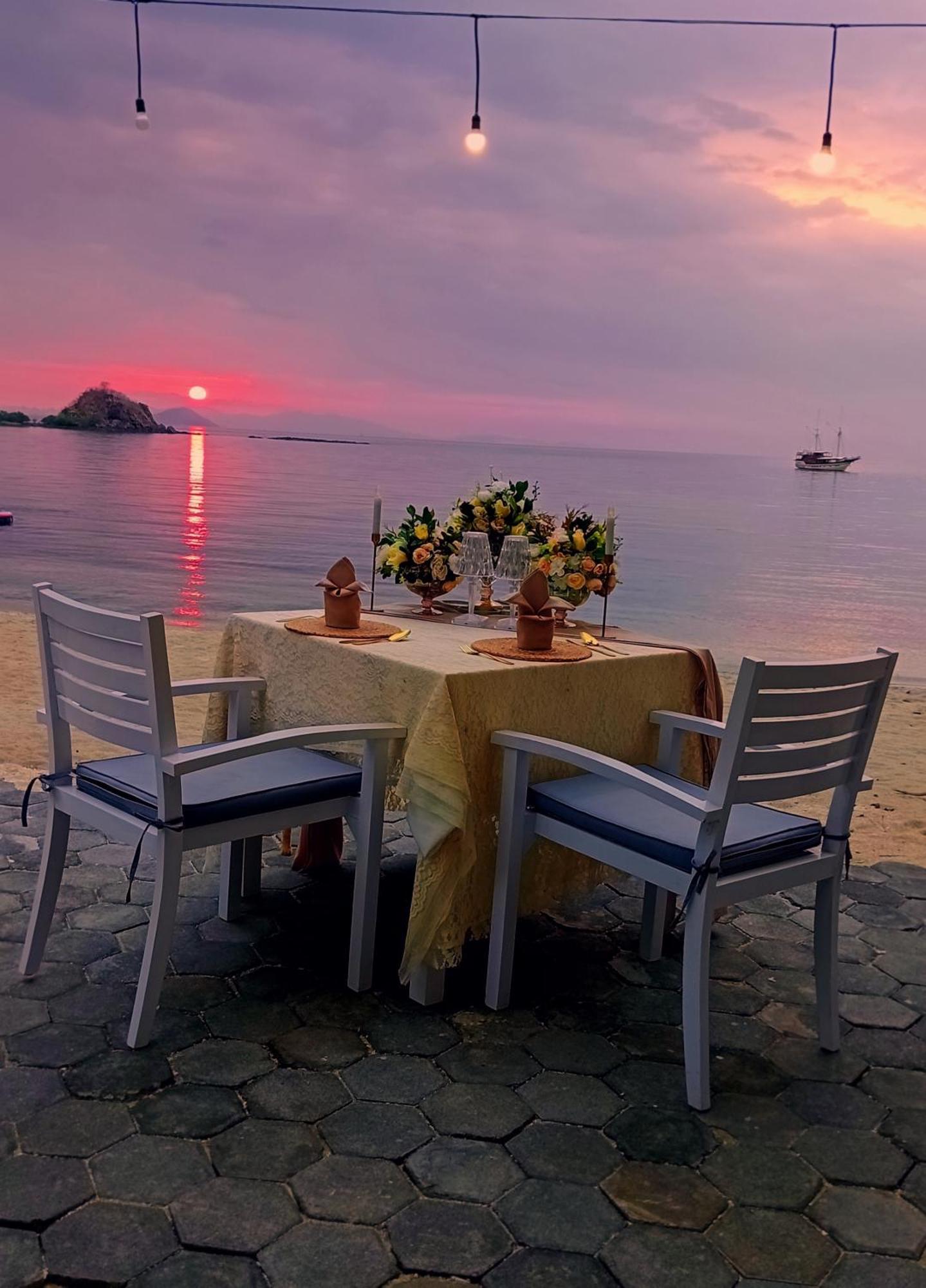 Sylvia Hotel & Resort Komodo Лабуан Баджо Екстериор снимка